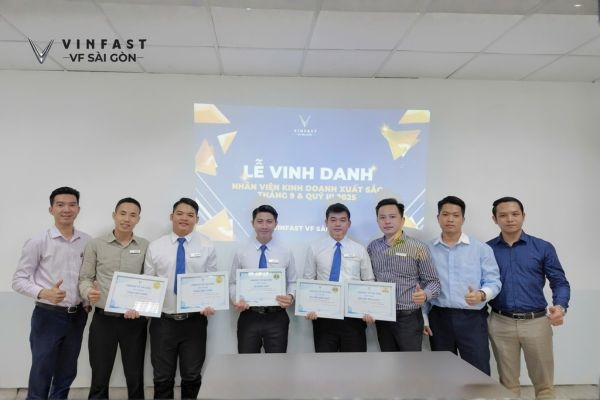 VF SÀI GÒN VINH DANH KHEN THƯỞNG TƯ VẤN BÁN HÀNG XUẤT SẮC THÁNG 09